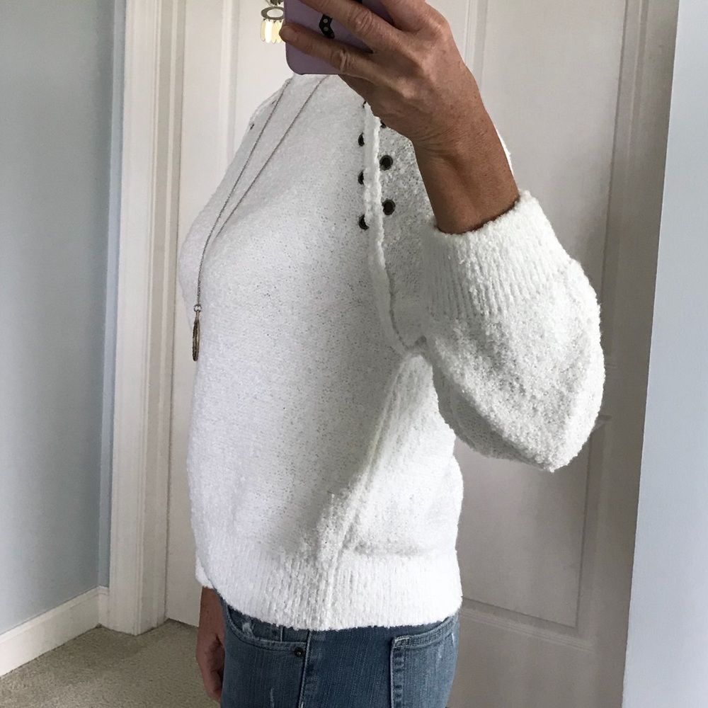 ❤️1 SMALL❤️Super Soft Detailed White Sweater - Picture 3 of 6